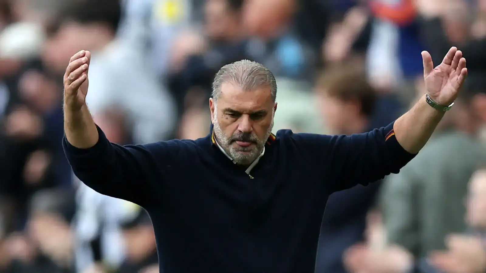 Pelatih Al Nassr Ange Postecoglou memberikan instruksi di pinggir lapangan