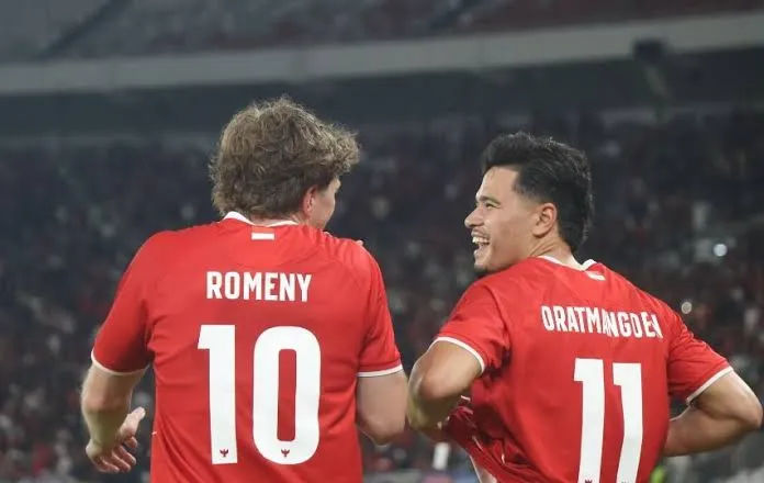 Aksi Ragnar Oratmangoen dan Ole Romeny di lapangan