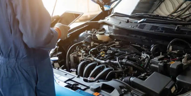 Teknisi PBMB melakukan pemeriksaan mesin mobil secara gratis