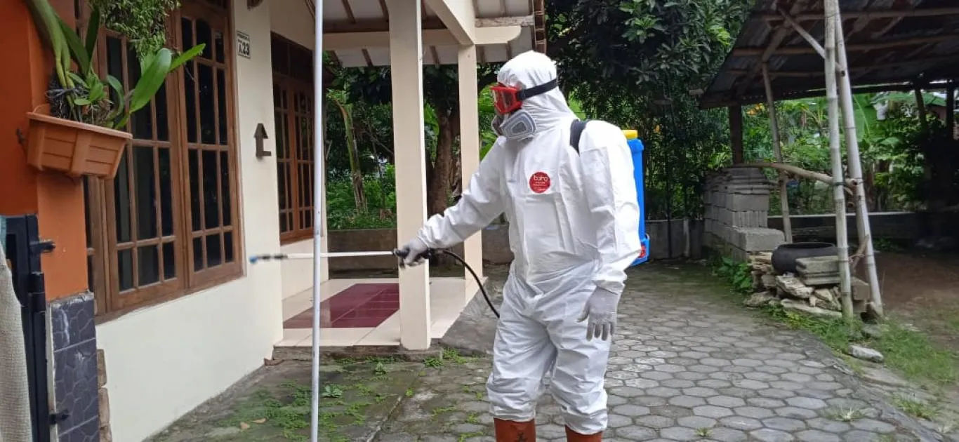 Aksi penyemprotan desinfektan di RW 02 Surabaya