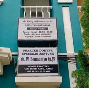 contoh neon box dokter