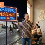Ketahui beda neon box dengan neon sign: mulai dari desain, fungsi, hingga penggunaan terbaik untuk bisnis outdoor dan indoor.
