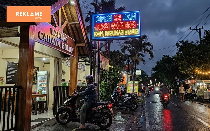 Ketahui beda neon box dengan neon sign: mulai dari desain, fungsi, hingga penggunaan terbaik untuk bisnis outdoor dan indoor.