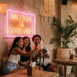Wajib hukumnya bagi para pemilik usaha untuk memiliki penanda, salah satunya neon box. Jika Anda seorang pemilik restoran, maka neon box restoran bisa jadi salah satu yang bisa digunakan.