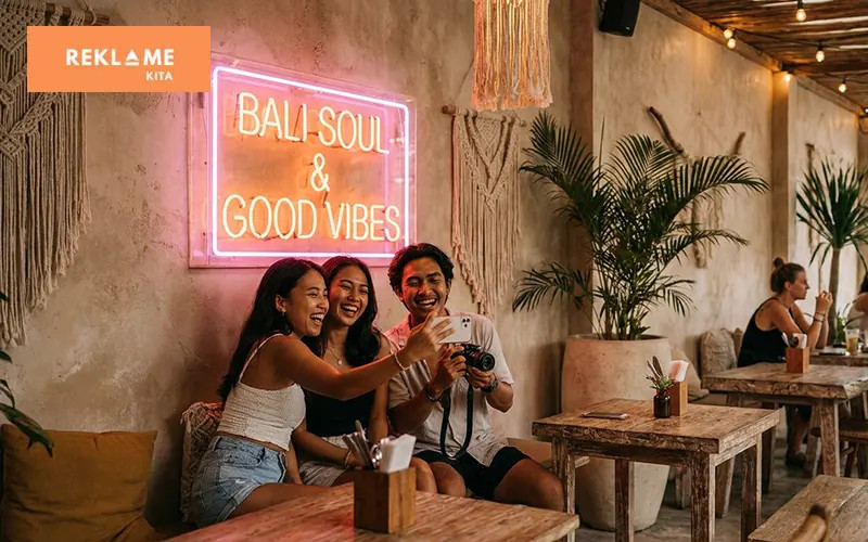 Wajib hukumnya bagi para pemilik usaha untuk memiliki penanda, salah satunya neon box. Jika Anda seorang pemilik restoran, maka neon box restoran bisa jadi salah satu yang bisa digunakan.
