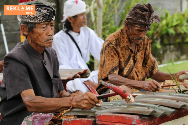 Musik gamelan merupakan salah satu ciri khas Bali. Pada festival dan acara tahunan di Bali ini, pengunjung dapat menikmati musik gamelan dengan lengkap.