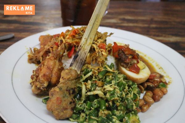 Nasi Lawar adalah makanan khas bali yang biasanya disajikan dengan lauk-pauk seperti ayam, bebek, atau babi yang dimasak dengan bumbu khas Bali.