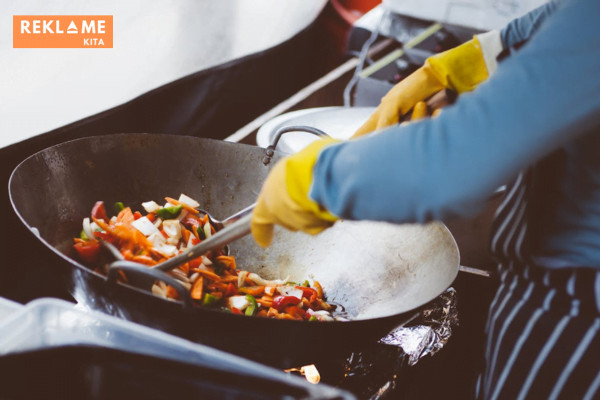 Dalam bisnis kuliner, menjaga kualitas dan konsistensi menu adalah langkah penting untuk mencapai kesuksesan jangka panjang.