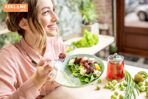 Sedangkan untuk influencer kuliner, mereka memiliki passion yang besar terhadap kuliner. Sehingga konten yang mereka ulas tentunya seputar kuliner. Mereka sering membagikan konten kuliner di media sosial, seperti foto, video, atau ulasan restoran.