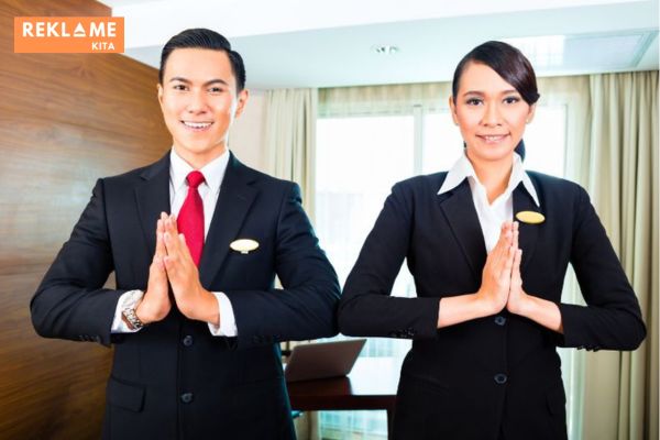 Dengan menggunakan strategi CRM yang tepat dan konsisten, hotel dapat meningkatkan kepuasan tamu hotel dan meningkatkan loyalitas.