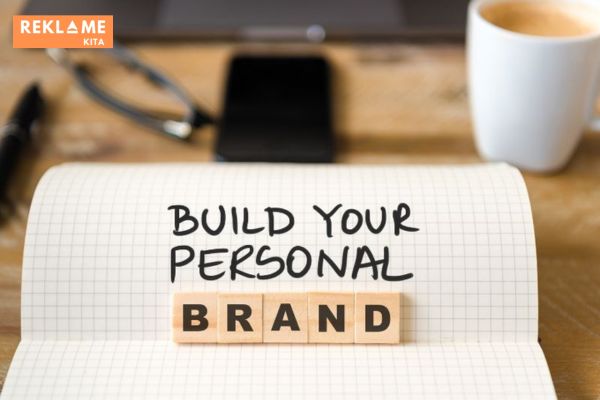 Dalam kondisi seperti ini, pengaruh personal branding terhadap bisnis di era digital semakin penting bagi para pelaku bisnis untuk dapat bersaing dan bertahan di pasar yang kompetitornya semakin bertumbuh setiap harinya.