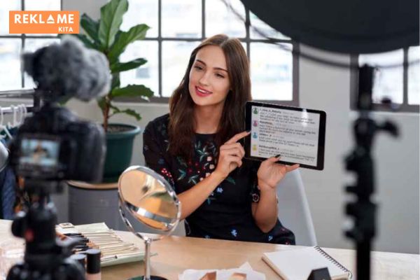 Lalu apa penjelasan dari influencer marketing? Tepatnya adalah strategi pemasaran yang memanfaatkan pengaruh dan popularitas influencer untuk mempromosikan produk, layanan, atau brand kepada target audiens.