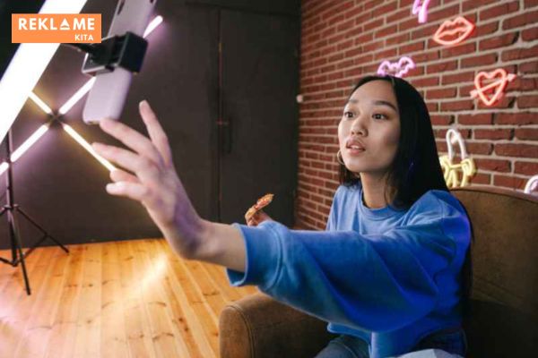 Saat ketika poin di atas dapat berjalan dengan baik, secara tidak langsung hasil akhirnya adalah meningkatnya penjualan. Oleh karena itu Anda harus memilih influencer yang tepat agar strategi influencer marketing ini dapat berjalan optimal.