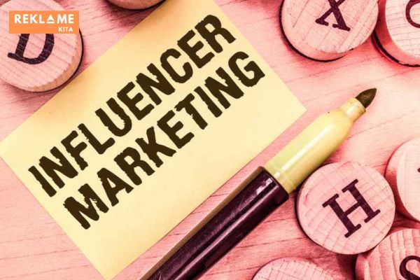 Jadi influencer adalah salah satu komponen marketing yang bisa Anda lakukan sebagai upaya untuk meningkatkan bisnis. Dan nama strateginya adalah influencer marketing.