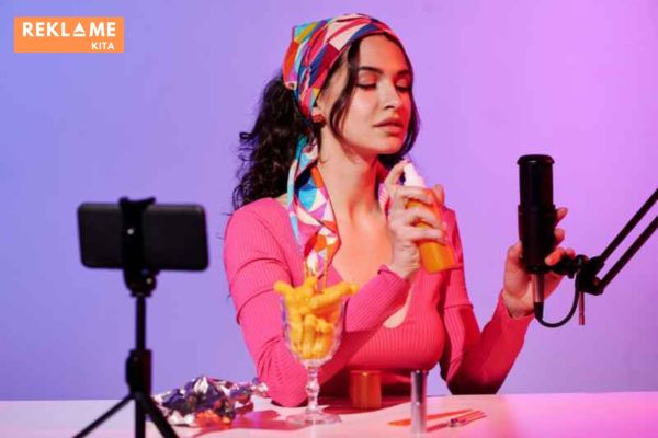 Tipe user generated content berupa ulasan sangat powerful di sini untuk mempengaruhi keputusan customer. Ketika ulasan yang ditulis sangat detail dan terdapat kepuasan di dalamnya, maka level calon customer dari mempertimbangkan (Consideration) bisa naik menjadi transaksi (Conversion).