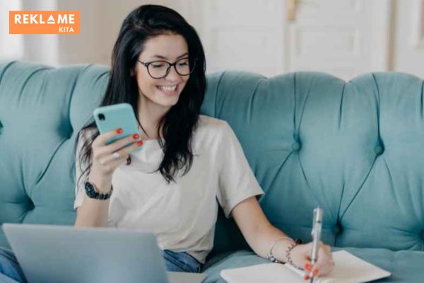 Dengan menggunakan berbagai metode pengukuran dan mempertimbangkan semua faktor yang relevan, Anda dapat memahami apakah content writing atau copywriting sudah mengena di calon konsumen.