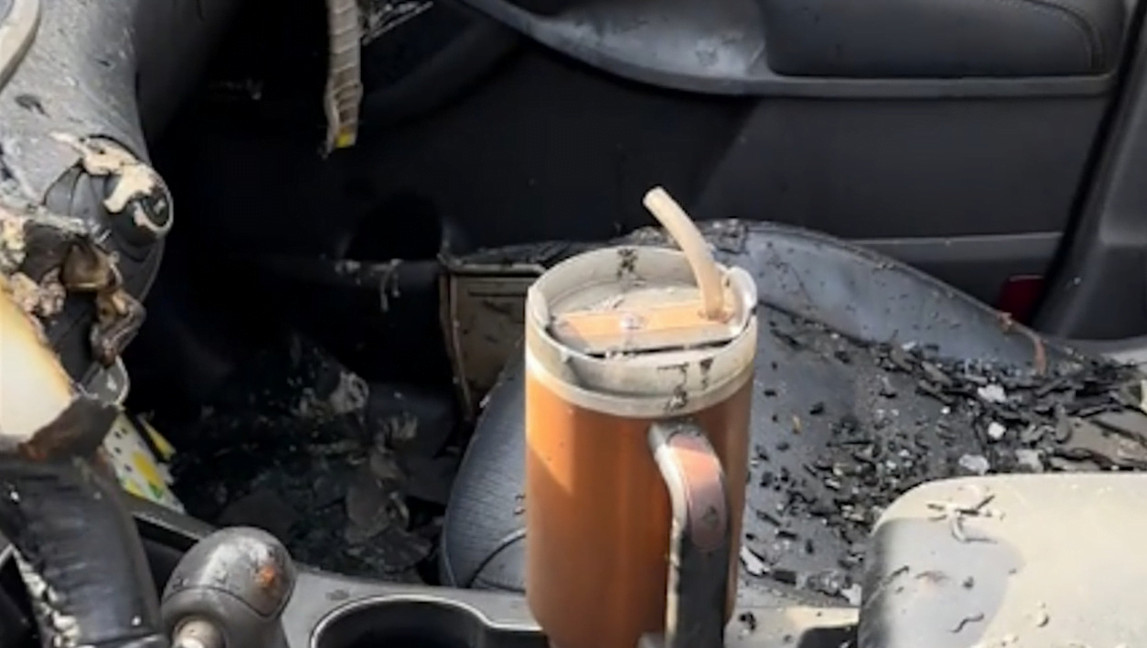 Tahun lalu, seorang wanita bernama Danielle Lettering mengupload video ke TikTok dengan konten sebuah tumbler air minum yang selamat dari mobilnya yang terbakar.