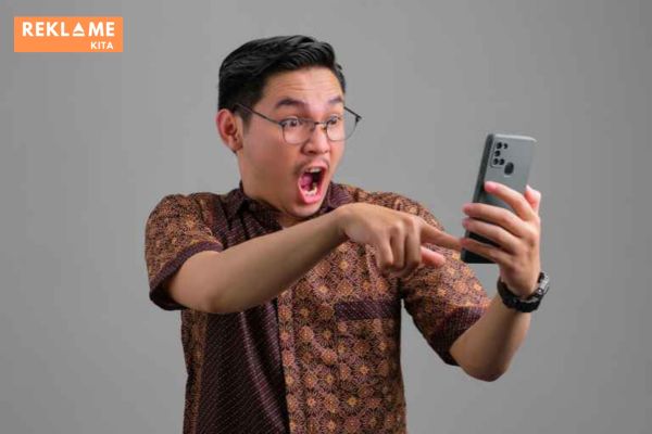 Dengan jumlah pengguna yang besar, tentu WhatsApp marketing menjadi strategi pemasaran yang banyak dipilih dan menjanjikan oleh para pebisnis untuk menjangkau calon pelanggan.