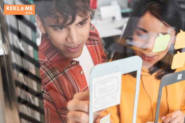 Landing page berbeda dari halaman web pada umumnya seperti homepage. Landing page memiliki fokus tunggal, yaitu untuk mendapatkan konversi. Konversi ini bisa berupa penjualan, pendaftaran, atau tindakan lain yang Anda inginkan pengunjung untuk lakukan.