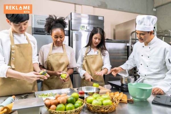 Industri bakery di Bali selalu berkembang dengan tren dan inovasi baru. Selalu ikuti tren terbaru dan temukan cara untuk menginovasi produk dan layanan Anda. Beradaptasi dengan perubahan pasar dan kebutuhan pelanggan agar bisnis Anda tetap relevan dan kompetitif.
