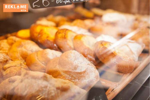 Gunakan kombinasi strategi online dan offline untuk menjangkau pelanggan yang lebih luas. Tawarkan promo dan diskon menarik untuk menarik minat pelanggan baru dan meningkatkan penjualan. Berikan layanan pelanggan yang excellent untuk membangun loyalitas pelanggan.