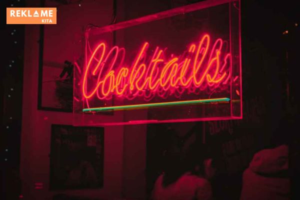 Pemeriksaan rutin penting untuk memastikan neon box dalam kondisi yang baik dan tidak ada kerusakan. Lakukan pemeriksaan rutin minimal sebulan sekali.