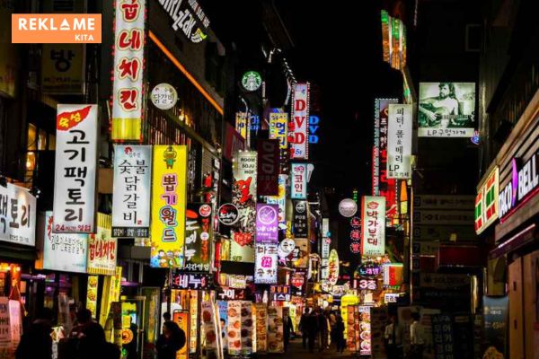 Neon box merupakan salah satu media promosi yang efektif untuk menarik perhatian pelanggan dan meningkatkan brand awareness. Namun, banyak pebisnis yang tidak memaksimalkan potensinya karena melakukan kesalahan penggunaan neon box dalam prakteknya.