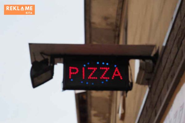 Dibandingkan dengan papan tanda tradisional, LED sign untuk bisnis menawarkan berbagai kelebihan.