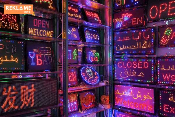 LED sign adalah papan tanda masa depan yang penuh warna dan inovatif. LED sign menawarkan berbagai kelebihan dibandingkan dengan papan tanda tradisional, dan dapat digunakan untuk berbagai keperluan. Dengan teknologi yang terus berkembang, LED sign untuk bisnis akan semakin menarik dan interaktif di masa depan.
