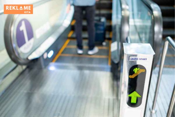 LED sign dapat digunakan untuk menampilkan informasi penting secara real-time. Contohnya, di bandara atau stasiun kereta api, LED sign dapat digunakan untuk menampilkan jadwal kedatangan dan keberangkatan pesawat atau kereta api.
