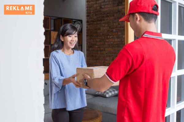 Jika Anda menjual produk makanan segar seperti kue, Anda perlu memilih jasa pengiriman dengan layanan Same Day atau Next Day untuk memastikan produk sampai ke tangan pelanggan dalam keadaan segar.