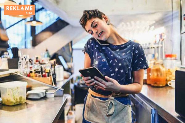 Pilih supplier yang memiliki etika bisnis yang baik dan bertanggung jawab. Karena penting untuk memastikan Anda menjalin kerjasama dengan supplier yang terpercaya dan memiliki nilai-nilai yang sejalan. Terlebih jika Anda sudah cocok dengan produk dan layanan yang mereka tawarkan.