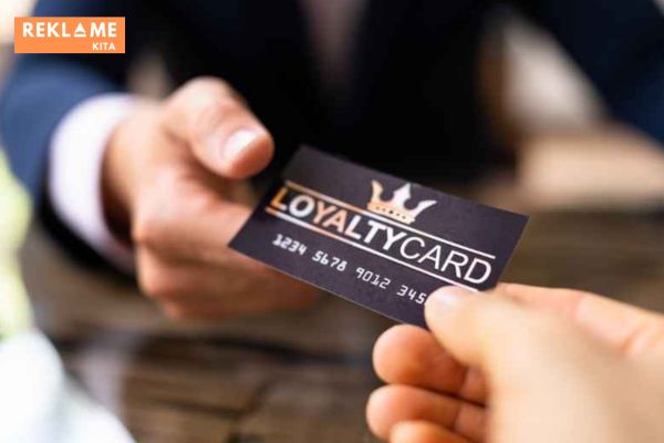 Loyalitas tentunya customer dapat mengarah pada peningkatan keuntungan bagi bisnis. Karena customer yang loyal lebih cenderung untuk membelanjakan lebih banyak uang dan lebih jarang berpindah ke pesaing.