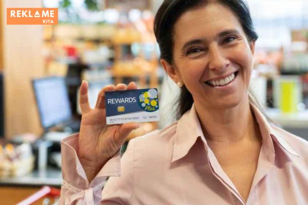 Ada banyak cara untuk memberi penghargaan kepada pelanggan atas loyalitas mereka, seperti menawarkan diskon, poin hadiah, dan akses awal ke produk atau layanan baru.