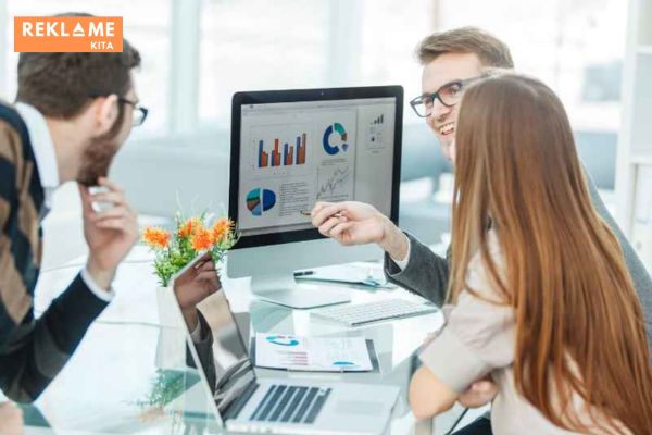 Membangun tim digital marketing yang efektif membutuhkan waktu, usaha, dan dedikasi. Namun, dengan mengikuti panduan di atas dan menerapkan tips-tips yang diberikan, Anda dapat membangun tim yang mampu mencapai tujuan bisnis Anda dan meningkatkan ROI (Return of Investment) digital marketing Anda.