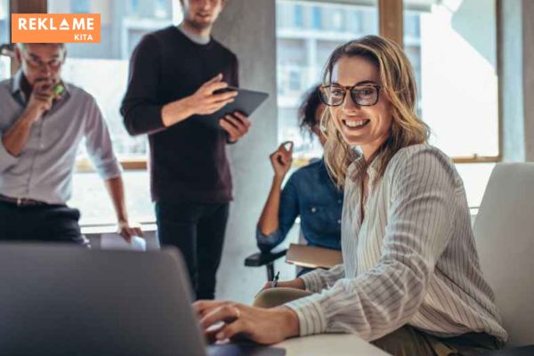 Ingatlah bahwa kunci utama dalam membangun tim digital marketing yang sukses adalah memilih kandidat yang tepat dan membangun budaya kerja yang kondusif. Dengan tim yang solid dan strategi yang jitu, Anda siap untuk menjelajahi dunia digital marketing dan meraih kesuksesan bisnis yang Anda impikan.