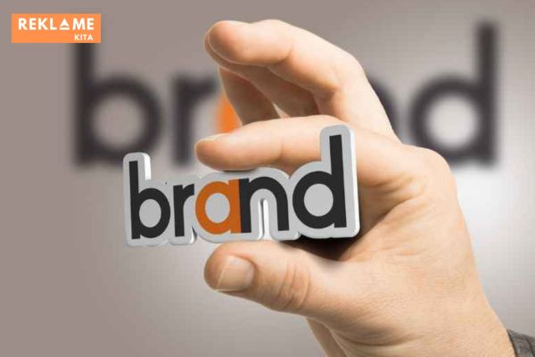 Stiker dapat digunakan untuk berbagai macam tujuan, seperti promosi produk, branding perusahaan, dan event marketing. Fleksibilitas ini menjadikan stiker sebagai alat marketing yang sangat serbaguna yang dapat diadaptasi dengan berbagai kebutuhan bisnis.
