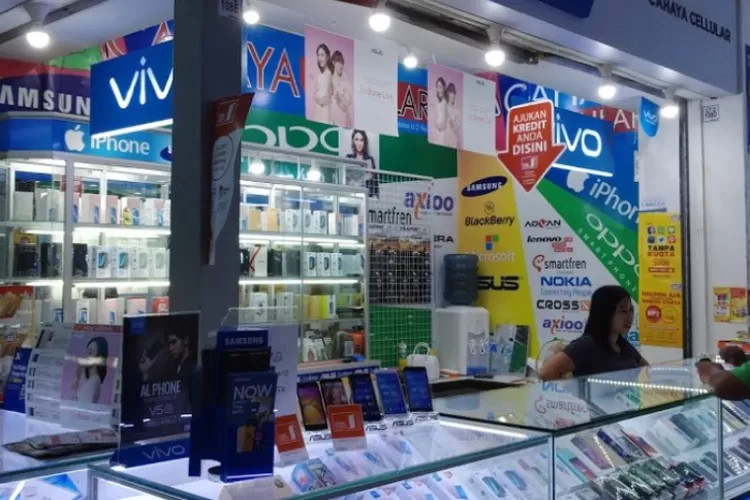 Berbagai stiker branding tersebut bisa ditemui di berbagai area toko, seperti display konter, pintu, tembok, rak display dan lainnya. Misinya jelas, karena stiker tersebut bertujuan sebagai media branding dari berbagai merk tersebut. Sehingga pengunjung toko akan mengingatnya. Sebuah media branding yang murah bukan?