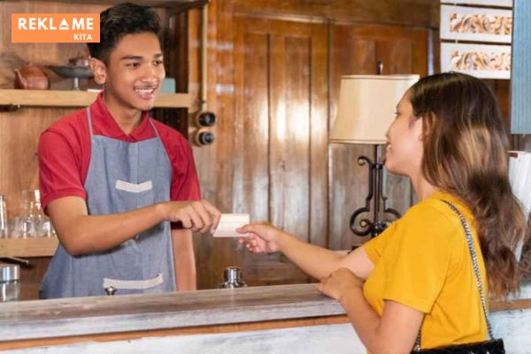 Membagi database customer Anda ke dalam kelompok-kelompok yang lebih kecil berdasarkan karakteristik tertentu, seperti demografi, minat, dan perilaku pembelian, memungkinkan Anda untuk menargetkan pesan dan penawaran dengan lebih tepat kepada setiap segmen.