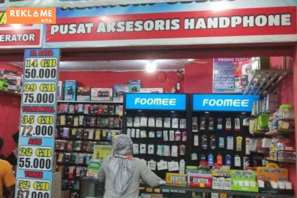 Standing display menjadi branding aksesoris HP favorit yang disukai oleh para pemilik konter.