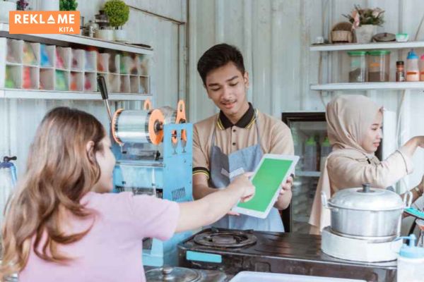 Memiliki perencanaan bisnis yang matang, operasional yang lancar, dan strategi pemasaran yang jitu saja tidak cukup untuk menjamin kesuksesan bisnis kuliner Anda. Di balik layar, manajemen yang efektif berperan penting dalam menjaga roda bisnis tetap berputar dan berkembang. Tapi sayangnya kesalahan pebisnis kuliner dalam hal manajemen masih sering terjadi.