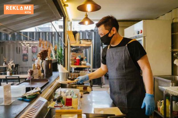 Kesalahan pebisnis kuliner adalah menggunakan bahan baku berkualitas rendah mungkin bisa menghemat biaya dalam jangka pendek, tapi akan berdampak buruk pada cita rasa dan reputasi bisnis Anda dalam jangka panjang.