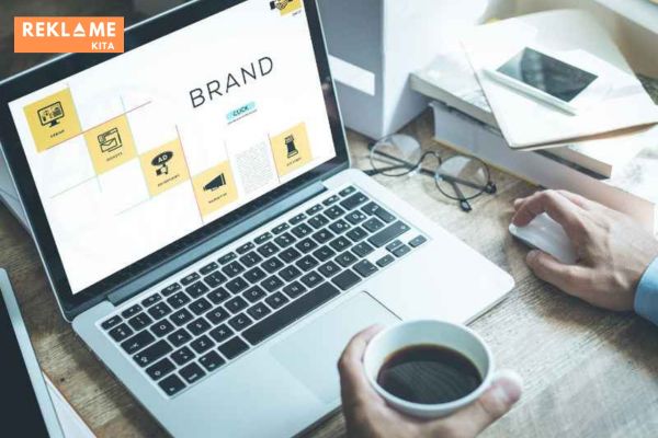 Strategi brand hacking adalah pendekatan pemasaran yang tidak konvensional dan inovatif yang bertujuan untuk meningkatkan kesadaran merek dengan cepat dan hemat biaya.