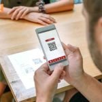 Seiring dengan perkembangan teknologi, semakin banyak tren desain menu restoran yang mengadopsi menu digital. Menu digital dapat ditampilkan pada tablet, layar sentuh, atau bahkan diakses melalui QR code di meja pelanggan.