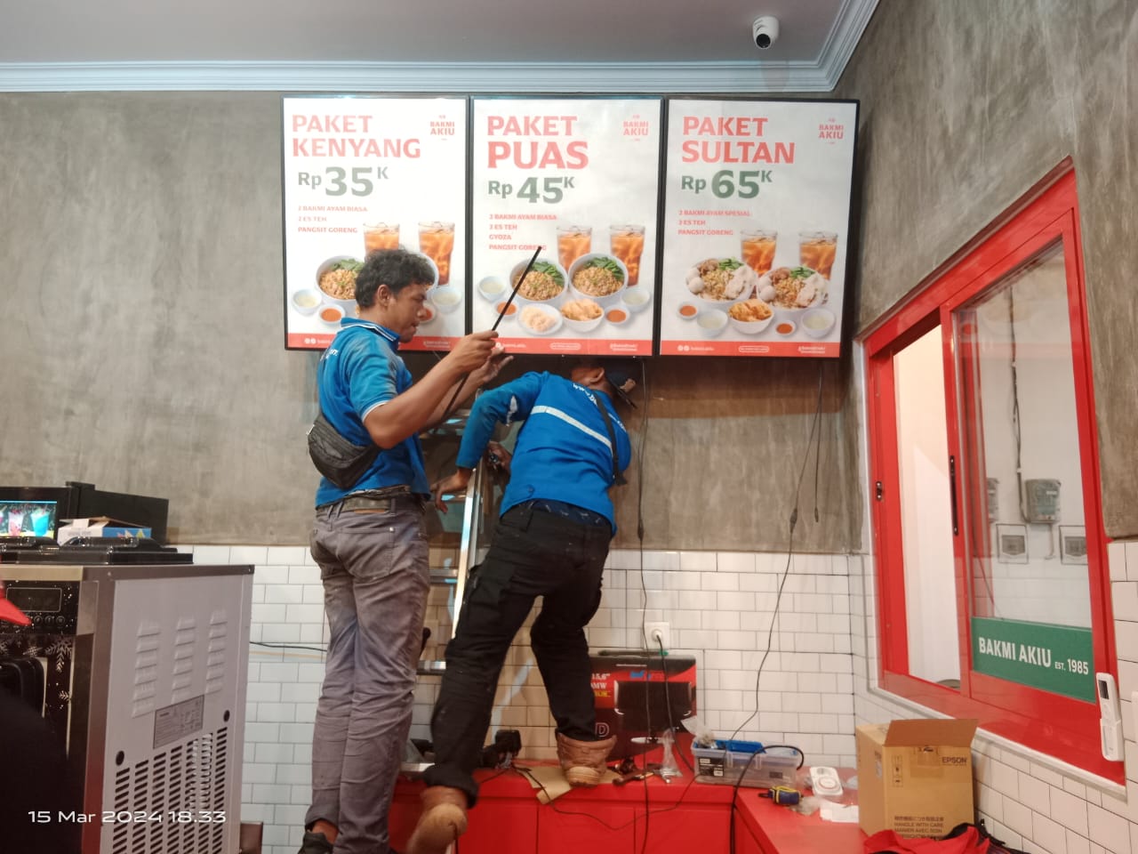 Pemasangan lightbox oleh tim ReklameKita