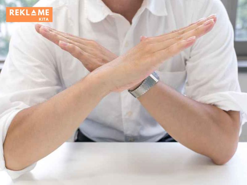 Penolakan chat WhatsApp sangat wajar terjadi saat kita menawarkan produk, jadi ini adalah hal yang lumrah. Apapun alasan pelanggan, kita harus tetap melayani dengan maksimal.