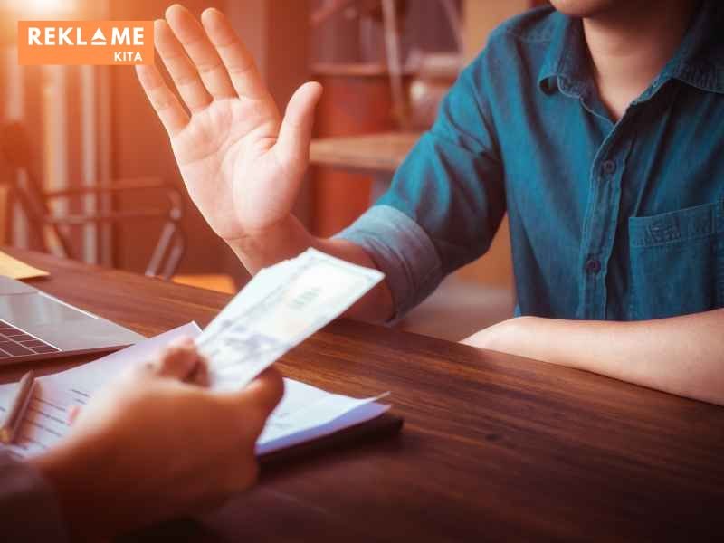 Jika pelanggan menolak tawaran awal Anda, berikan pilihan alternatif yang mungkin lebih sesuai dengan kebutuhan atau anggaran mereka. Misalnya, tawarkan paket yang lebih kecil atau opsi pembayaran yang berbeda.