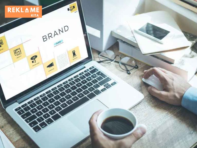 Investasikan waktu dan sumber daya untuk membuat dan menerapkan brand guidelines yang efektif. Hal ini akan membantu Anda membangun merek yang kuat, meningkatkan keunggulan kompetitif, dan mencapai kesuksesan jangka panjang di era modern yang penuh persaingan.