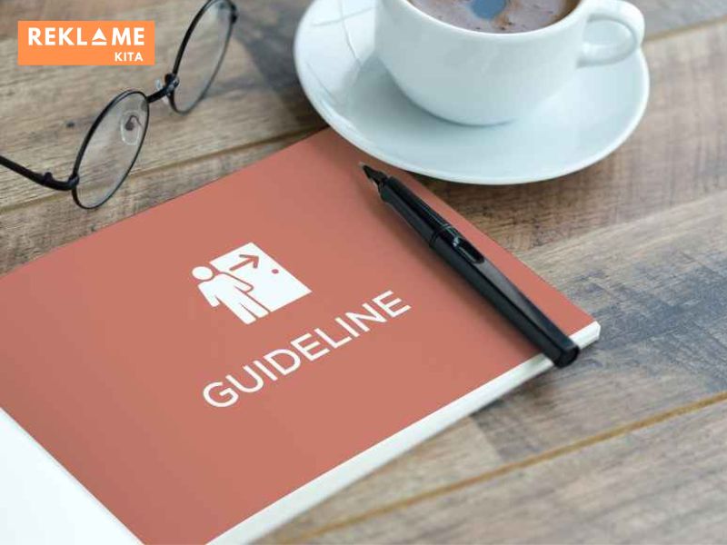 Pengalaman ini menggambarkan kekuatan branding yang efektif. Di tengah persaingan bisnis yang kian ketat, membangun identitas merek yang kuat dan konsisten menjadi kunci untuk menarik perhatian pelanggan dan memenangkan hati mereka. Dan, menerapkan brand guidelines adalah senjata ampuh untuk mencapai tujuan tersebut.