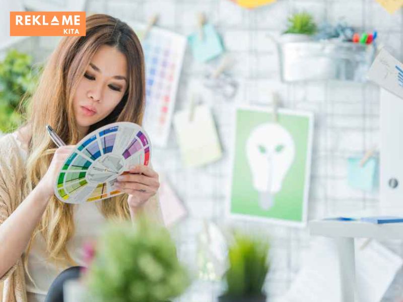 Dalam dunia branding, pemahaman tentang psikologi warna dapat membuat perbedaan besar. Warna tidak hanya memperindah visual, tetapi juga mempengaruhi bagaimana konsumen memandang dan merasakan merek Anda.